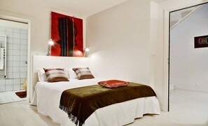 3 bedrooms, desk, iron/ironing board, free WiFi - PARISIAN LOFT - WHERE CONVENIENCE MEETS COMFORT – RUE DES ROSIERS - LE MARAIS  (Paris)