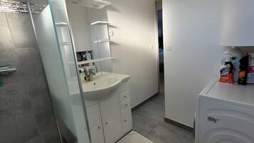 Douche, serviettes fournies, savon, papier toilette