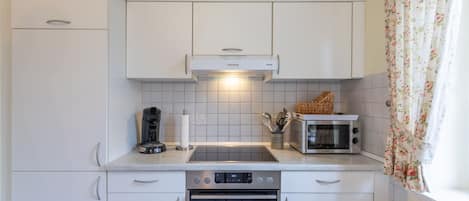 Geladeira, micro-ondas, fogão, cooktop