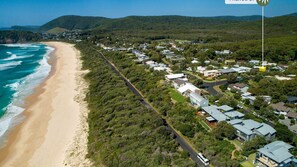 بالقرب من الشاطئ