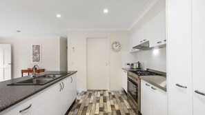 Réfrigérateur, four à micro-ondes, un four, surface de cuisson