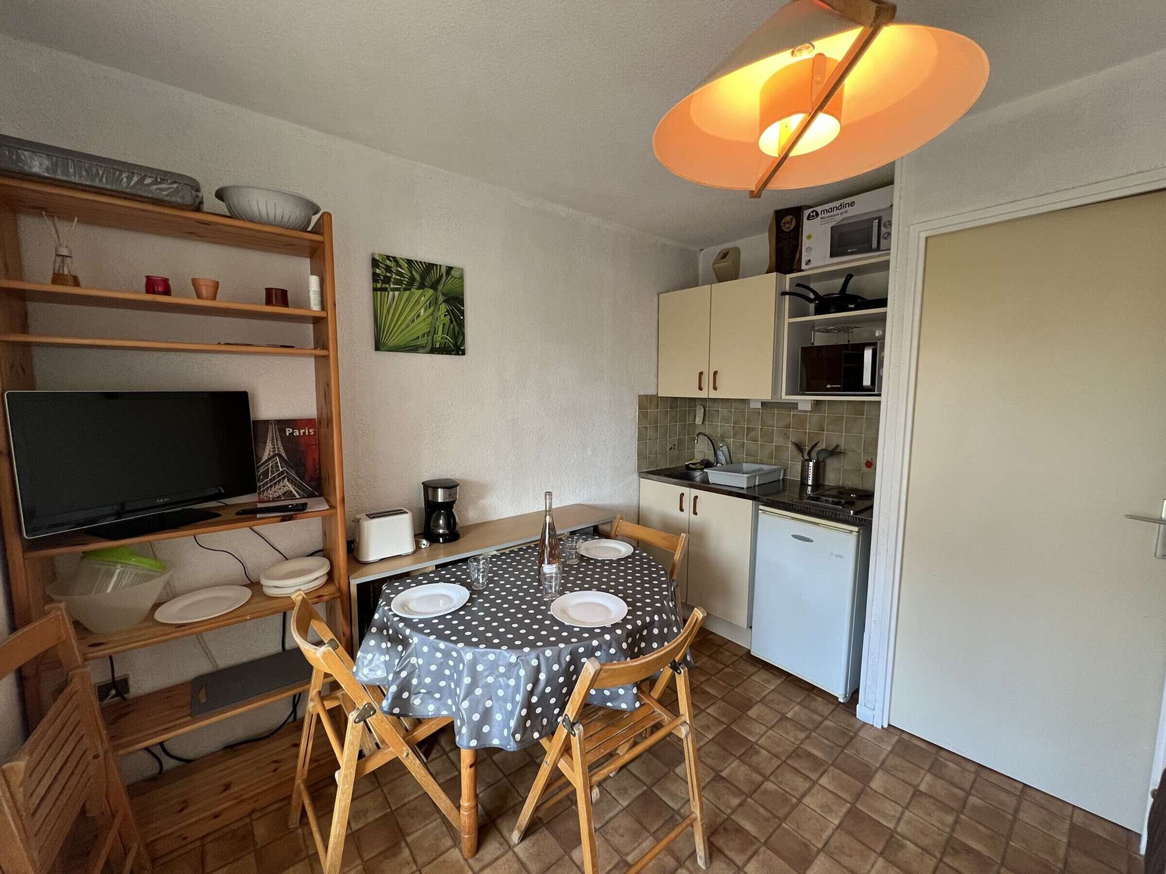 Réfrigérateur, micro-ondes, plaque de cuisson