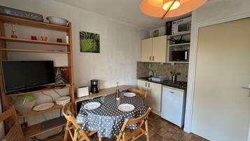 Réfrigérateur, micro-ondes, plaque de cuisson