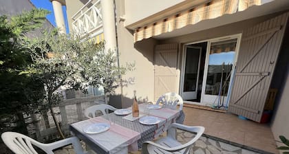 Studio with Pool and Parking 500m from the Beach