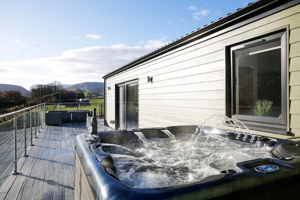 Outdoor spa tub - Castlehill cabin with a hot tub (Peebles)