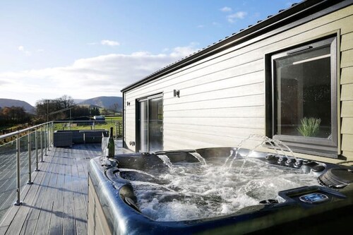 Castlehill cabin with a hot tub