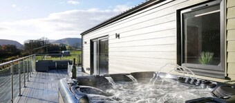 Castlehill cabin with a hot tub