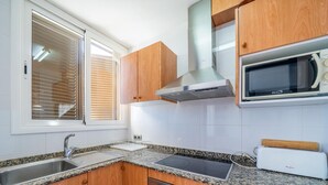Wasserkocher mit Kaffee-/Teezubehör, Kühlschrank, Mikrowelle, Ofen