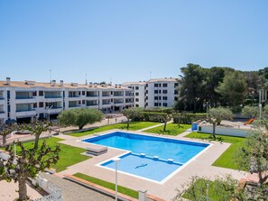 Pool - Cozy 3BR Apartment Near Beach with Pool, Terrace & WiFi (Torredembarra)