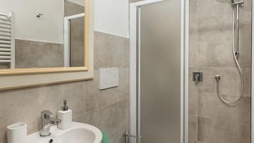Doccia, asciugacapelli, bidet, asciugamani
