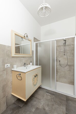 Dusche, Haartrockner, Bidet, Handtücher