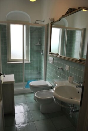 Shower, bidet - Aquamarine - Apartments in old farmhouse (Puglia)