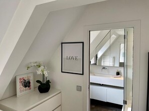 Douche, serviettes fournies, savon, shampoing