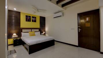 Deluxe Room | 1 bedroom, minibar, desk, blackout drapes
