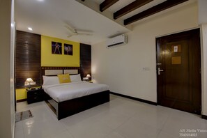 Deluxe Room | 1 bedroom, minibar, desk, blackout curtains - Lime Tree Hotel Greater Kailash (New Delhi)