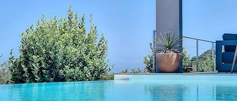 حمام سباحة
