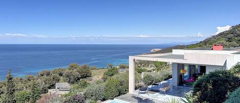 Een buitenzwembad, een verwarmd zwembad