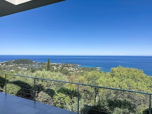 Un balcón con vista al mar y al paisaje costero.