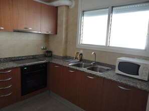 Kühlschrank, Mikrowelle, Ofen, Wasserkocher mit Kaffee-/Teezubehör