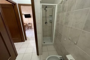 Bruser, hårtørrer, bidet, håndklæder