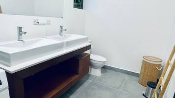 Sèche-cheveux, serviettes fournies