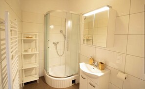 Dusche, Haartrockner, Handtücher, Seife