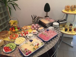 Daily buffet breakfast (EUR 15 per person) - Gästehaus am Lausitzring (Sallgast)