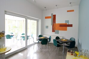 Se ofrece un desayuno bufé (15 EUR por persona)