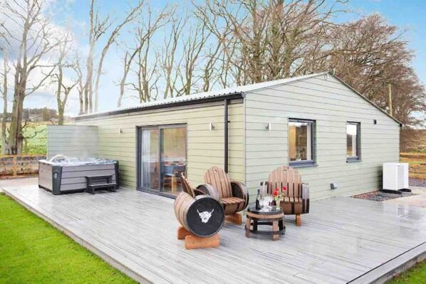 Terrace/patio - Shiphorns luxury cabin with a hot tub (Peebles)