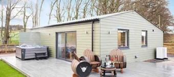 Shiphorns luxury cabin with a hot tub