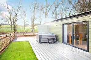 Terrace/patio - Shiphorns luxury cabin with a hot tub (Peebles)