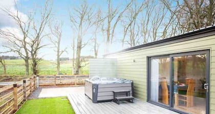 Shiphorns luxury cabin with a hot tub