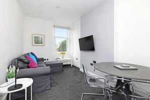 Living area - 1 bed flat in Innerleithen- secure bike storage (Innerleithen)