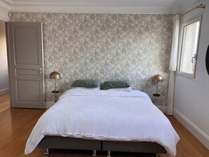 8 bedrooms, desk, travel crib, free WiFi