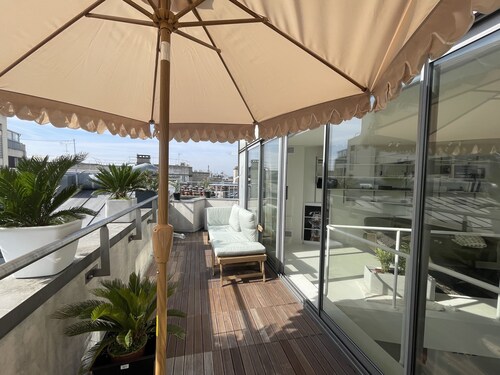 Brutalist, artsy, large terraces, 170 m2, parking, view, AC