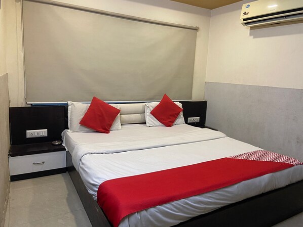 Deluxe Room | Free WiFi, bed sheets - Hotel Sadbhav (Ahmedabad)