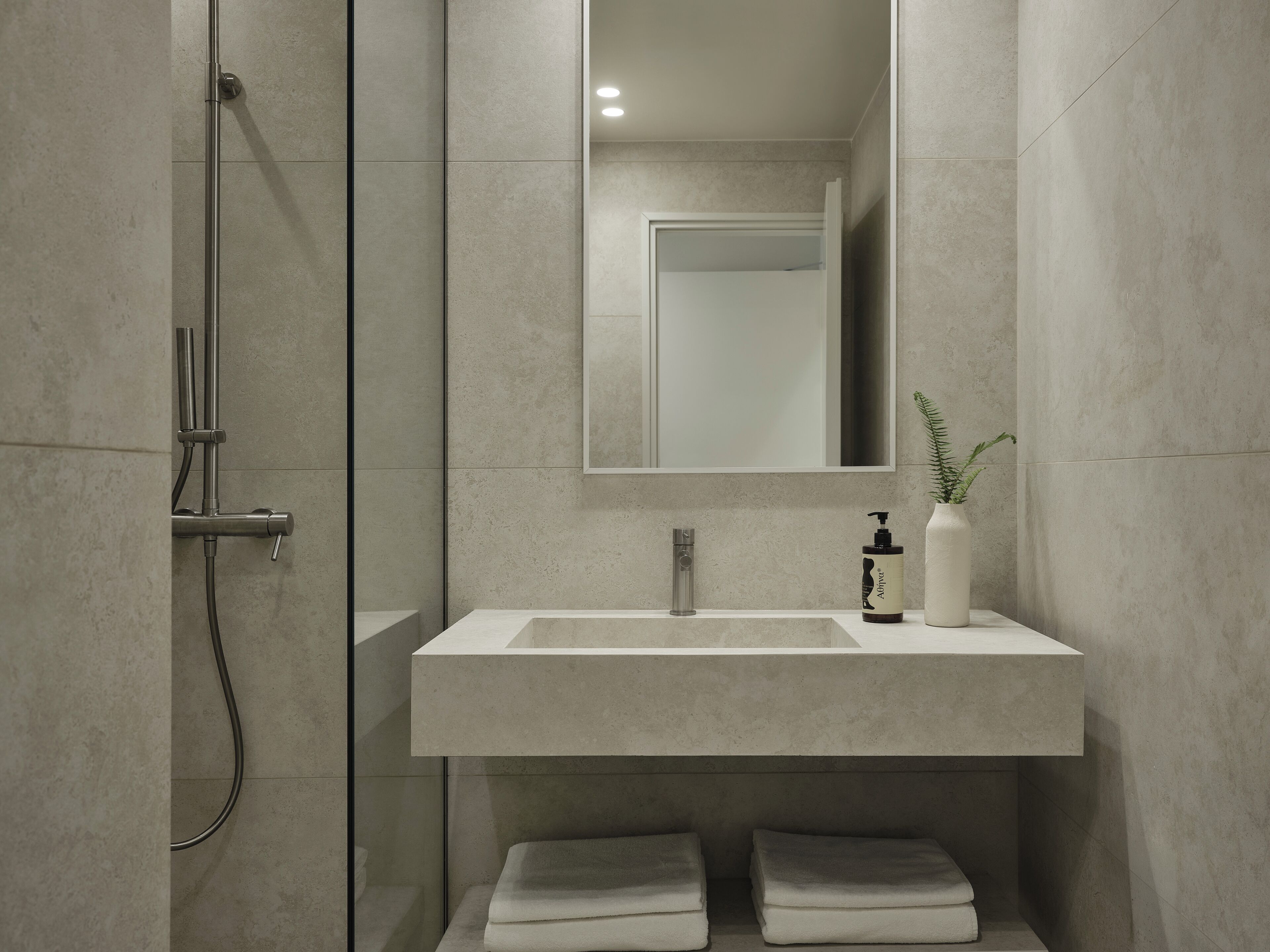 Basement Level Double Room with Window | Salle de bain