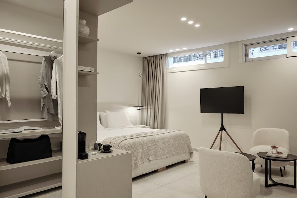 Basement Level Junior Suite with Window | Free WiFi, bed sheets