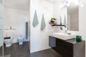 Shower, towels, soap, shampoo - DAPI Elegant penthouse w/ocean view (Portimão)