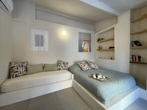1 bedroom, desk, WiFi