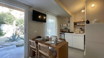 Kühlschrank, Toaster, Kochgeschirr/Geschirr/Besteck, Esstisch