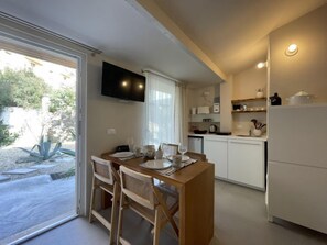 Kühlschrank, Toaster, Kochgeschirr/Geschirr/Besteck, Esstisch