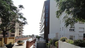 A building with a sign reading 'BOABI PRIVATE.' - Beachfront Apartment with Balcony, A/C, WiFi, and Underground Parking in Torredembarra (Torredembarra)