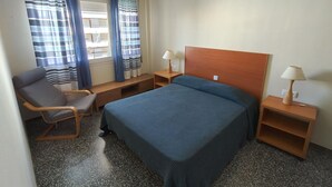2 bedrooms, bed sheets - Beachfront Apartment with Balcony, A/C, WiFi, and Underground Parking in Torredembarra (Torredembarra)