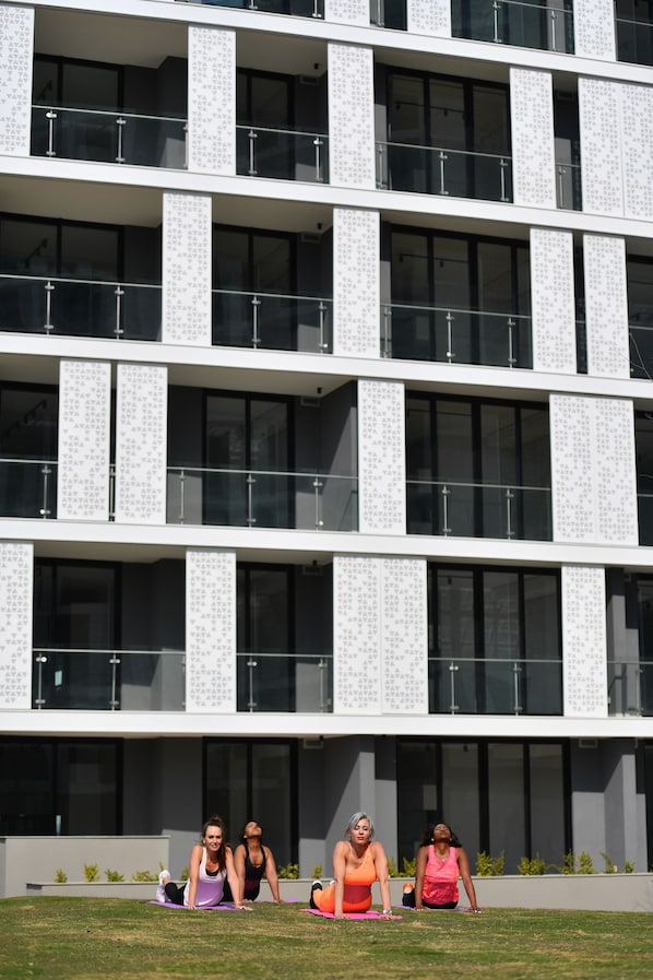 Un bâtiment moderne doté de grandes fenêtres et d’une façade plane.