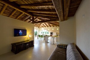 20-cm TV with cable channels