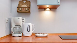 Wasserkocher mit Kaffee-/Teezubehör, Mikrowelle, Geschirrspüler