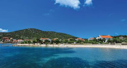 Awesome home in Vinisce with WiFi