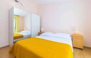 4 bedrooms, travel cot, free WiFi, bed sheets