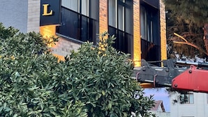 Un edificio moderno con un letrero que dice "BALAHOTEL" en letras grandes.